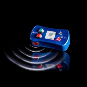 FasThink - Pick2Light offre un notevole vantaggio tecnologico rispetto ai sistemi correnti cablati, consentendo all’operatore di effettuare il prelievo del materiale e la convalida simultaneamente, anche senza premere pulsanti, senza la necessità di supporti cartacei o di dispositivi palmari